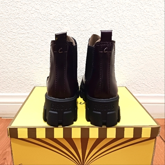 Circus - Picture 2 of 4